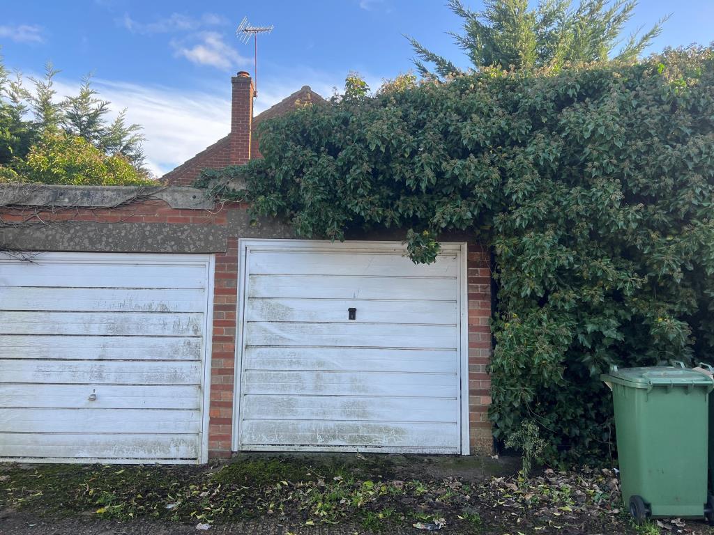 Lot: 71 - SINGLE LOCK-UP GARAGE -
